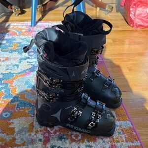 Atomix Hawx Magna 105 S women’s size 24-24.5 ski boot